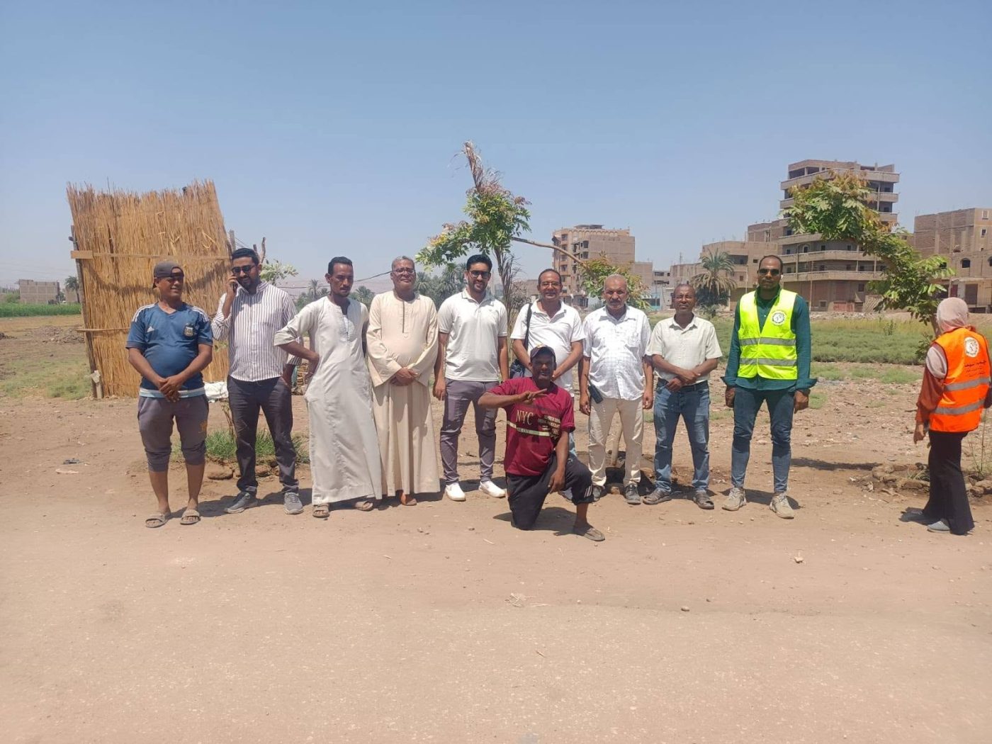 متطوعون في حملة النظافة والتشجير بقوص