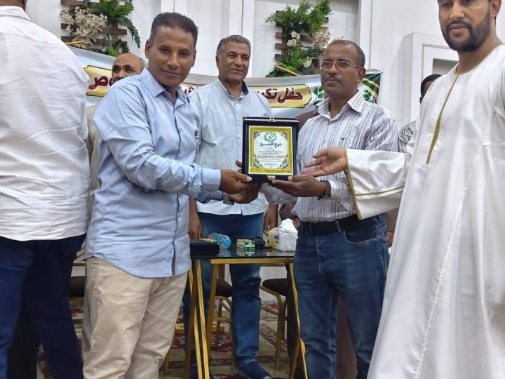 تسليم شهادات الدورات التدريبية